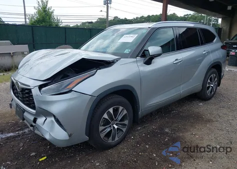 2021 Toyota Highlander Xle z USA, uszkodzony, nr VIN 5TDGZRBH4MS082393